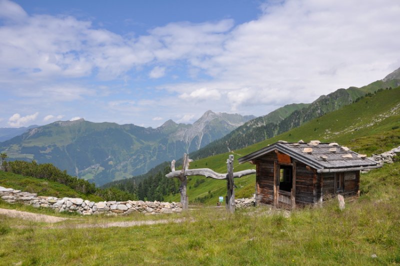 fotolia.com 88997225 - Wander-Schutzhütte im Zillertal / Österreich © Henry Czauderna