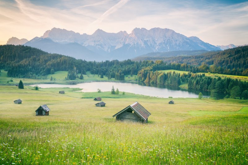 fotolia.com 96394350 - Almwiese mit Blick zum Geroldsee © serkat Photography