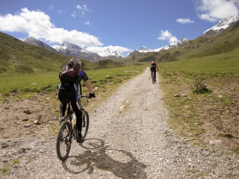 Quelle: https://pixabay.com/de/photos/mtb-mountainbike-alpen-transalp-1169958/ 